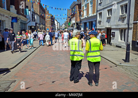 Rochester, Kent, Angleterre. Deux femmes responsables de l'événement lors de l'Assemblée Rochester Sweeps Festival (2018) Banque D'Images