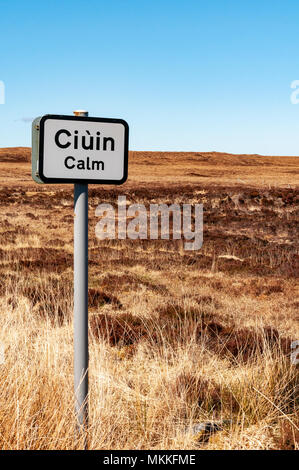 Calme/ Ciuin - Gaelic-English panneau routier bilingue dans la région de North Uist, Outer Hebrides, Western Isles, Ecosse, Royaume-Uni Banque D'Images