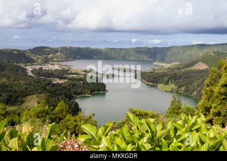 Lagoa Azul et Lagoa Verde au gingembre Lilys, Sao Miguel, Açores Banque D'Images