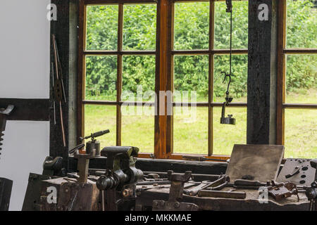 Ancien établi avec différents outils et machines. Banque D'Images