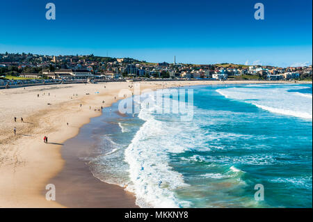Les nageurs, surfeurs, randonneurs et vacanciers profiter des vues panoramiques et la beauté de la plage de Bondi Nouvelle Galles du Sud en Australie. Banque D'Images
