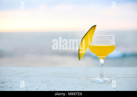 Verre de cocktail mangue sur comptoir bar en plein air Banque D'Images