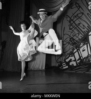 Cliff Richard et Carole Gray en répétition pour le film 'Les Jeunes'. Empire de Finsbury Park, à Londres. 28 juillet 1961. Banque D'Images