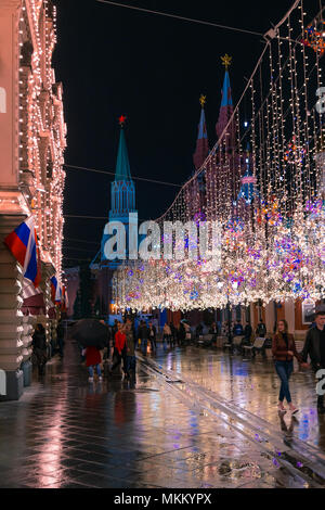 Moscou, Russie - 30 avril 2018 : Vue de la tour Nikolskaïa du Kremlin et le Musée Historique de l'État sur la Place Rouge de la rue Nikolskaïa. Ambiance festive Banque D'Images