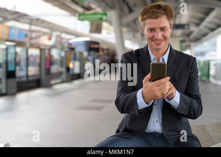 Businessman at du sky train station à Bangkok, Thaïlande Banque D'Images