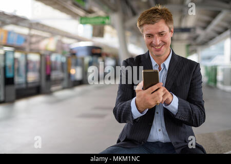 Businessman at du sky train station à Bangkok, Thaïlande Banque D'Images