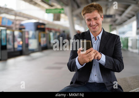 Businessman at du sky train station à Bangkok, Thaïlande Banque D'Images