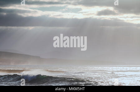 Les rayons et les vagues se brisant sur le Comté de Mayo Irlande Ballycastle Banque D'Images