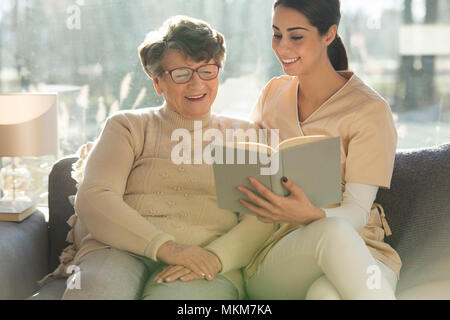 Happy senior woman having fun lors d'une réunion avec la pression Banque D'Images