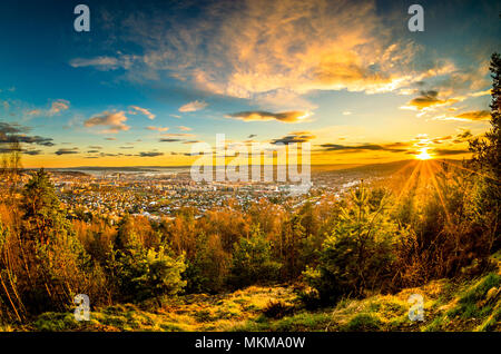 Large vue panoramique d'Oslo en couleurs du coucher du soleil. Banque D'Images