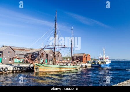 Yrafjeld «', le vieux classique petit voilier, bateau école maintenant, amarré dans le port de Lysakerflua, Oslo, Norvège. Banque D'Images