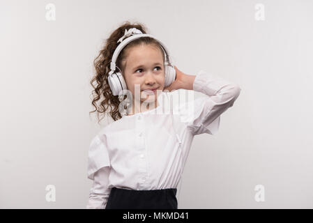 Jolie jolie fille lui touchant le casque Banque D'Images