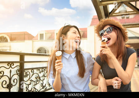 Heureux les filles jouissent de la crème glacée et les vacances d'été Banque D'Images