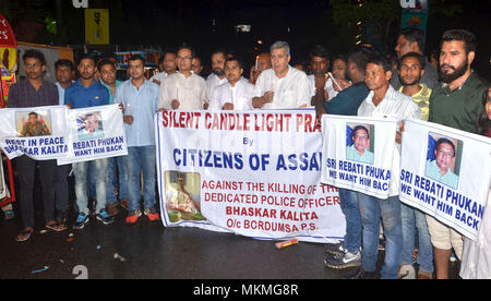 Guwahati, Inde. 07Th Mai, 2018. Leader Congrès Gaurav Gogoi prendre part aux chandelles la prière silencieuse contre l'assassinat de l'agent de police Bhaskar Kalita office responsable organisée par Bardumusa ' citoyen de l'Assam". Crédit : David Talukdar/Pacific Press/Alamy Live News Banque D'Images