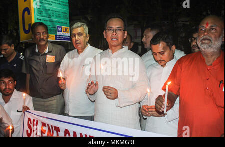 Guwahati, Inde. 07Th Mai, 2018. Leader Congrès Gaurav Gogoi prendre part aux chandelles la prière silencieuse contre l'assassinat de l'agent de police Bhaskar Kalita office responsable organisée par Bardumusa ' citoyen de l'Assam". Crédit : David Talukdar/Pacific Press/Alamy Live News Banque D'Images