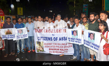 Guwahati, Inde. 07Th Mai, 2018. Leader Congrès Gaurav Gogoi prendre part aux chandelles la prière silencieuse contre l'assassinat de l'agent de police Bhaskar Kalita office responsable organisée par Bardumusa ' citoyen de l'Assam". Crédit : David Talukdar/Pacific Press/Alamy Live News Banque D'Images