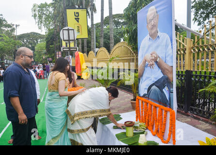 Guwahati, Inde. 07Th Mai, 2018. Femme de Munin Baruah rendant hommage à son mari. Munin Barua était un réalisateur de films indiens en assamais de cinématographie. Crédit : David Talukdar/Pacific Press/Alamy Live News Banque D'Images