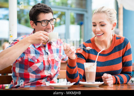 Couple having coffee dans un café de la rue Banque D'Images