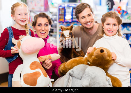 Famille avec l'éléphant au magasin de jouets en peluche jouant Banque D'Images