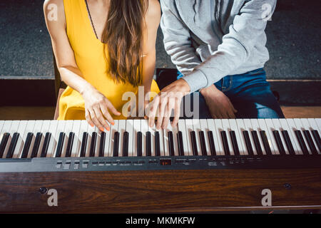 Professeur de piano en donnant des leçons de musique à son élève Banque D'Images