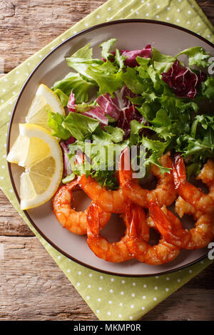 Poêlée de Crevettes dans la sauce de soja et salade fraîche gros plan sur une assiette. Haut Vertical Vue de dessus Banque D'Images