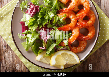 Soja miel langoustines et salade fraîche close-up sur une plaque sur une table. Haut horizontale Vue de dessus Banque D'Images