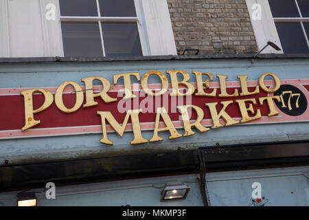 Marché de Portobello Road à Notting Hill, à l'ouest de Londres, Angleterre, Royaume-Uni. Les personnes bénéficiant d'une journée ensoleillée à traîner dans le célèbre marché de dimanche, lorsque la ligne des stands d'antiquités de la rue. Portobello Market est le plus grand marché d'antiquités avec plus de 1 000 distributeurs de vendre tout type de meubles anciens et de collection. Visiteurs viennent du monde entier pour marcher le long d'une des rues de Londres Best Loved. Banque D'Images