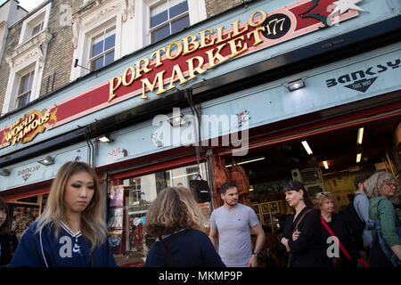 Marché de Portobello Road à Notting Hill, à l'ouest de Londres, Angleterre, Royaume-Uni. Les personnes bénéficiant d'une journée ensoleillée à traîner dans le célèbre marché de dimanche, lorsque la ligne des stands d'antiquités de la rue. Portobello Market est le plus grand marché d'antiquités avec plus de 1 000 distributeurs de vendre tout type de meubles anciens et de collection. Visiteurs viennent du monde entier pour marcher le long d'une des rues de Londres Best Loved. Banque D'Images