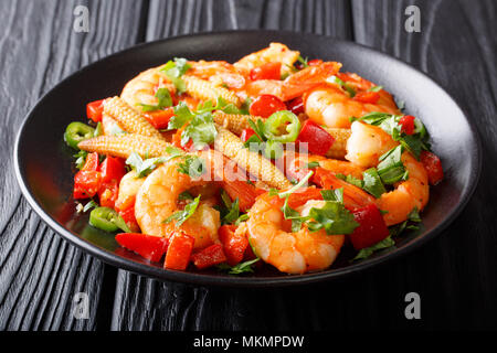 Crevettes mexicain fraîchement préparé avec des poivrons, piment, ail, épis de maïs et les herbes sur une plaque horizontale. Banque D'Images