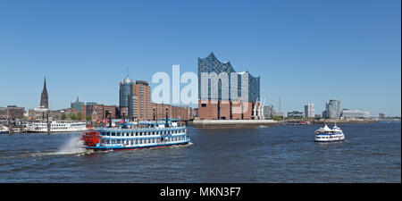 Bateau à vapeur à aubes Louisiane Star passant Elbe Philharmonic Hall, Harbour City, port, Hambourg, Allemagne Banque D'Images