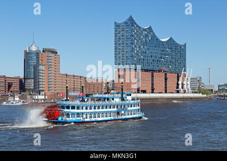 Bateau à vapeur à aubes Louisiane Star passant Elbe Philharmonic Hall, Harbour City, port, Hambourg, Allemagne Banque D'Images