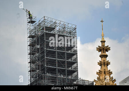 Les travailleurs de l'haut de l'échafaudage installé autour du Elizabeth Tower, également connu sous le nom de Big Ben, au cours des travaux de conservation en cours dans les chambres du Parlement, Westminster, Londres. Banque D'Images