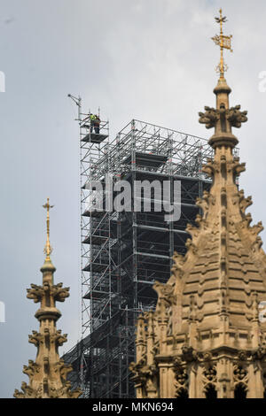 Les travailleurs de l'haut de l'échafaudage installé autour du Elizabeth Tower, également connu sous le nom de Big Ben, au cours des travaux de conservation en cours dans les chambres du Parlement, Westminster, Londres. Banque D'Images