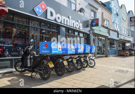 Thornton Heath au sud de Crystal Palace, London UK - Domino's Pizza livraison de restauration rapide des scooters garés devant cafe Photo prise par Simon Dack Banque D'Images