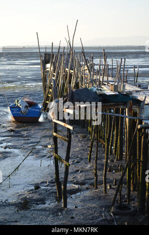 Marée basse à l'palaphitic port de pêche artisanale de Carrasqueira, estuaire de la rivière Sado, Portugal Banque D'Images