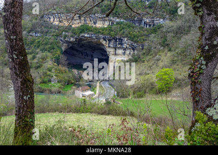 Rivière qui traverse la porte de l'Arize, entrée de la grotte préhistorique Mas-d'Azil, Aquitaine, Pyrénées, France Banque D'Images