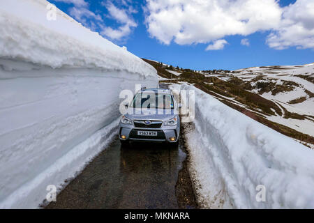 Subaru Forester 4 x 4 et des amoncellements de neige, la neige le Col de Pailheres, Ariège, Pyrénées, France Banque D'Images