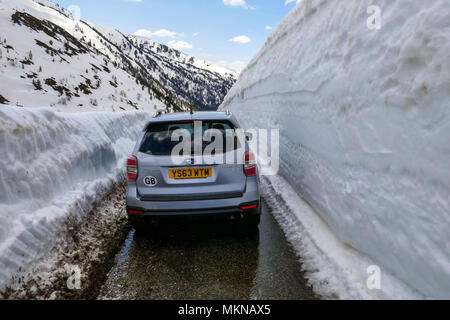 Subaru Forester 4 x 4 et des amoncellements de neige, la neige le Col de Pailheres, Ariège, Pyrénées, France Banque D'Images