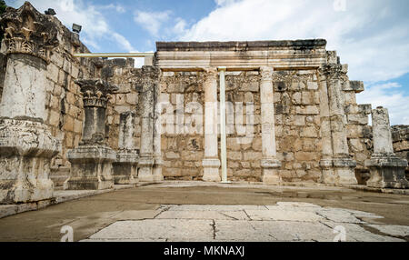 Les ruines de la synagogue de Capharnaüm, sur la côte de la mer de Galilée, où Jésus a vécu et enseigné. Banque D'Images