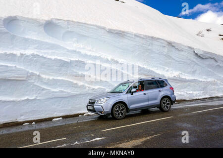 Subaru Forester 4 x 4 et des amoncellements de neige, la neige le Col de Pailheres, Ariège, Pyrénées, France Banque D'Images