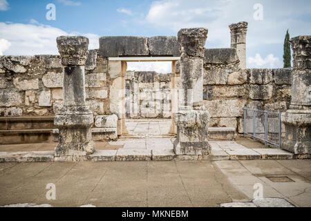 Les ruines de la synagogue de Capharnaüm, sur la côte de la mer de Galilée, où Jésus a vécu et enseigné. Banque D'Images