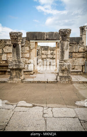 Les ruines de la synagogue de Capharnaüm, sur la côte de la mer de Galilée, où Jésus a vécu et enseigné. Banque D'Images