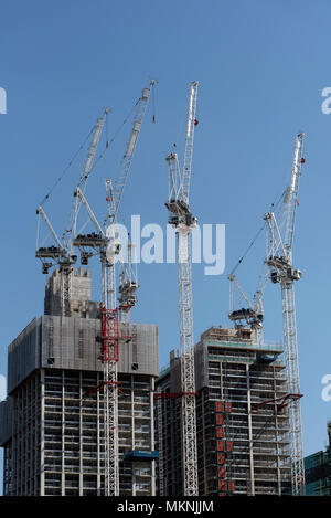 South Bank, Londres UK. Les grues à flèche relevable travaillant sur le site de la 1951 Festival de Grande-Bretagne. La construction de propriétés résidentielles et commerciales. Banque D'Images