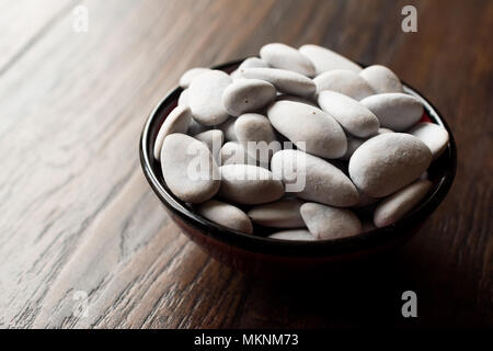 Amandes enrobées de sucre blanc / turc Badem Sekeri. La nourriture traditionnelle. Banque D'Images