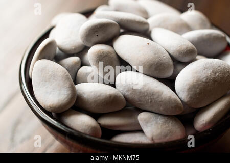 Amandes enrobées de sucre blanc / turc Badem Sekeri. La nourriture traditionnelle. Banque D'Images