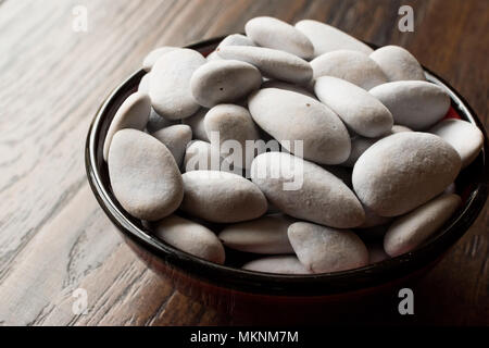 Amandes enrobées de sucre blanc / turc Badem Sekeri. La nourriture traditionnelle. Banque D'Images