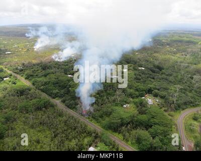 Une coulée pyroclastique de l'éruption volcanique Kilauea vers une subdivision 4 Mai, 2018 à Leilani Estates, Hawaii. La récente éruption continue de détruire des maisons, forçant les évacuations et crachant de la lave et le gaz toxique sur la grande île d'Hawaï. Banque D'Images