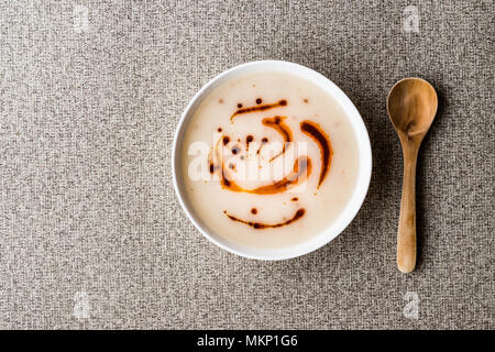 Soupe turc Dugun Çorbasi avec sauce au beurre frit. copie espace soupe turque Banque D'Images