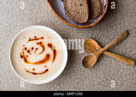 Soupe turc Dugun Çorbasi frit avec sauce au beurre et de son pain. soupe turque Banque D'Images