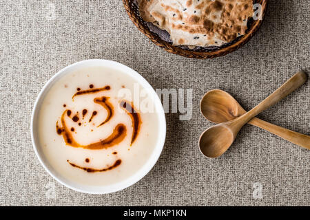 Soupe turc Dugun Çorbasi avec sauce au beurre frit et croustillant Pain soupe turque. Banque D'Images